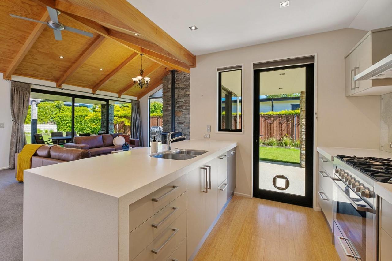 Roys Bay Lodge - Wanaka Holiday Home Buitenkant foto